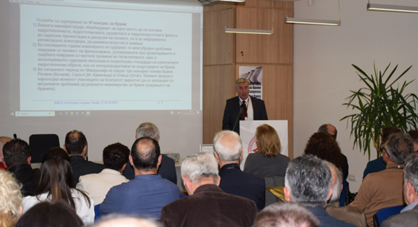 Конференциска сала на КОАОИ, Скопје, 17.10.2025, свечено отворање на Конгресот, поздравен збор од Претседателот на ЗМКГБ, проф. Љупчо Петковски 